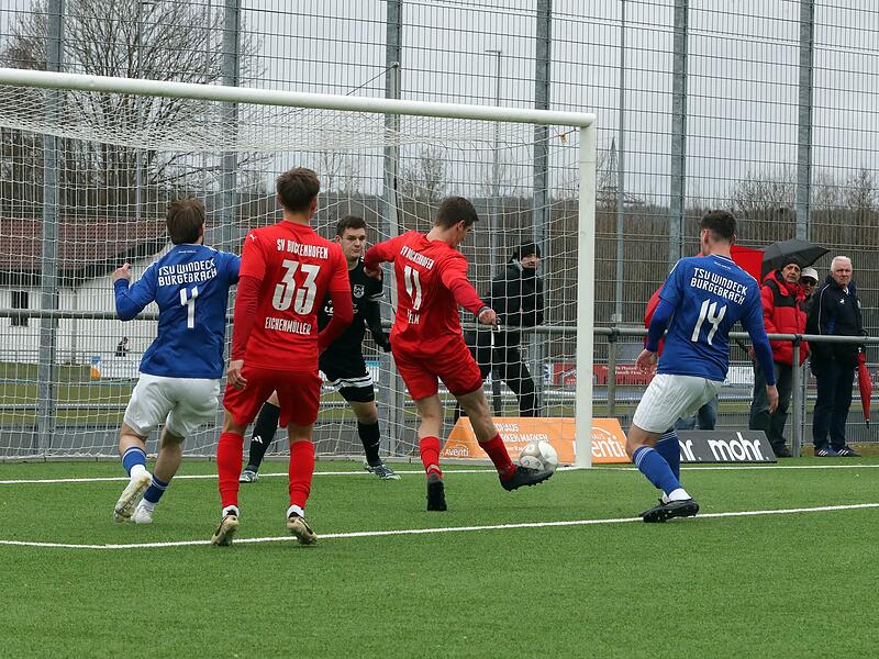 Freistehend  vor dem Burgebracher Tor kommt der Buckenhofener Julian Friedhelm zum Schuss, doch Torwart Jakob Voran h&auml;lt den Ball.