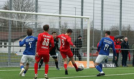 Freistehend  vor dem Burgebracher Tor kommt der Buckenhofener Julian Friedhelm zum Schuss, doch Torwart Jakob Voran h&auml;lt den Ball.