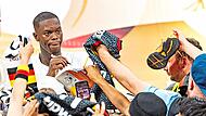 Schrieb nach dem 111:79-Sieg &uuml;ber Zypern geduldig Autogramme in der Brose-Arena: NBA-Star Dennis Schr&ouml;derDaniel L&ouml;b, dpa