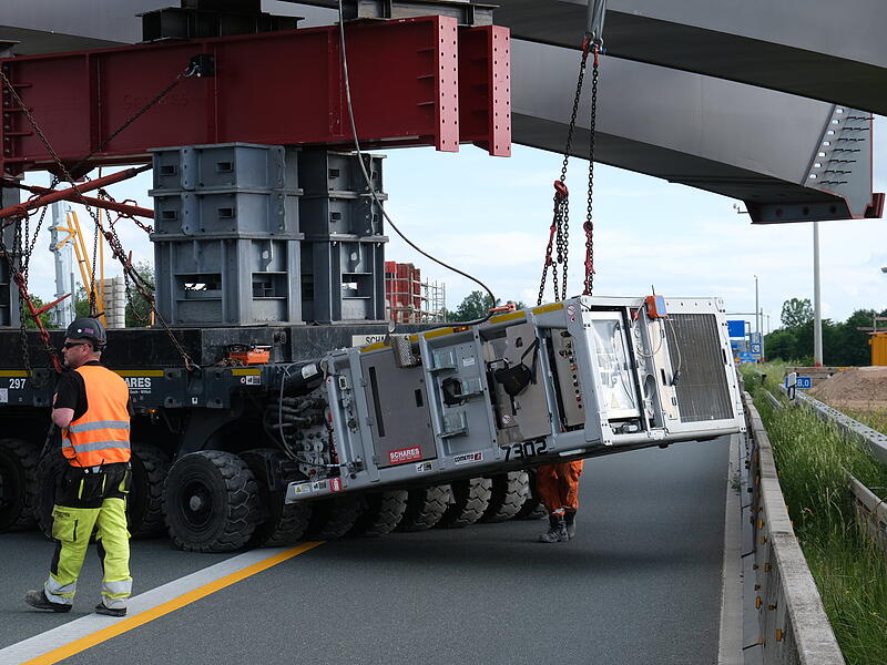 Millimeterarbeit: Die neue Br&uuml;cke ist da