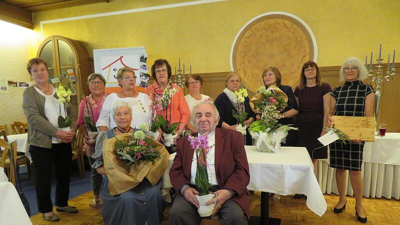 Die Gr&uuml;ndungsmitglieder mit Sigrid Stahlberger und Heinz Hausmann (vorne).