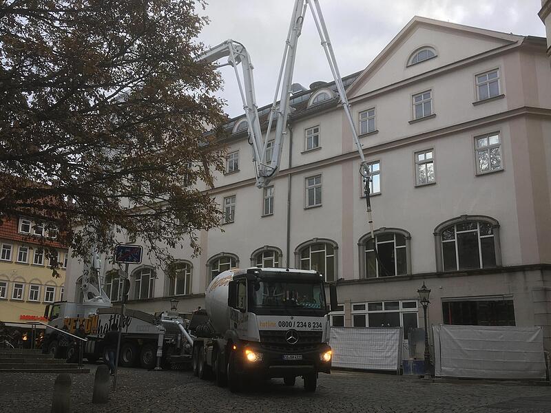 Dezember 2021: Immer wieder kommen beim Umbau auch gr&ouml;&szlig;ere Ger&auml;tschaften zum Einsatz.