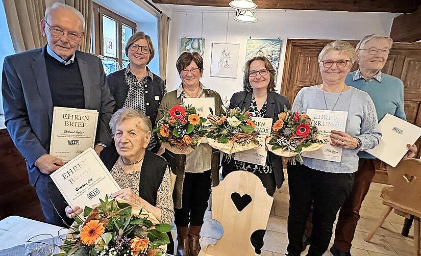 Für ihre Treue dankte der Vorstand den Geehrten mit einer Urkunde, einem Blumenstrauß und einem Präsent. V.l.: Gerhard Koller, Annette Forster-Sennefelder, Helga Wilhelm-Heitz, Stefanie Pfeffermann, Anita Dumont und Peter Schmitt. Vorne: Elisabeth... Für ihre Treue dankte der Vorstand den Geehrten mit einer Urkunde, einem Blumenstrauß und einem Präsent. V.l.: Gerhard Koller, Annette Forster-Sennefelder, Helga Wilhelm-Heitz, Stefanie Pfeffermann, Anita Dumont und Peter Schmitt. Vorne: Elisabeth...