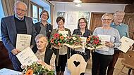 F&uuml;r ihre Treue dankte der Vorstand den Geehrten mit einer Urkunde, einem Blumenstrau&szlig; und einem Pr&auml;sent. V.l.: Gerhard Koller, Annette Forster-Sennefelder, Helga Wilhelm-Heitz, Stefanie Pfeffermann, Anita Dumont und Peter Schmitt. Vorne: Elisabeth...