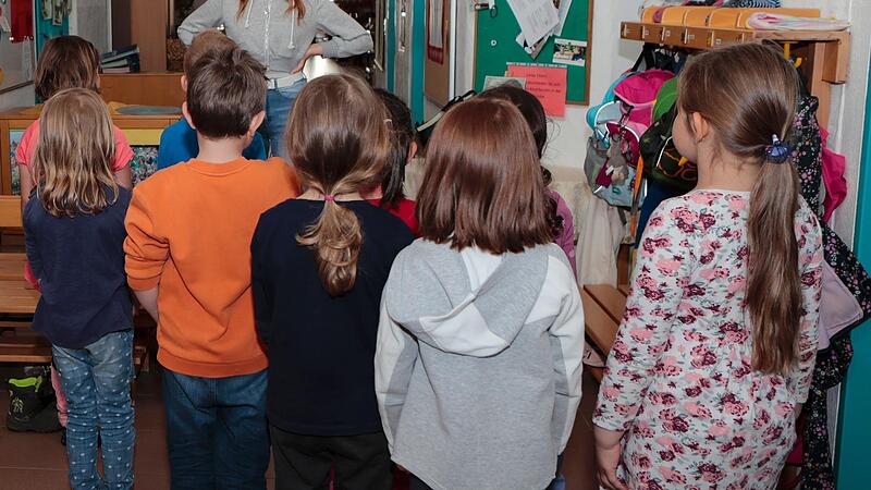 Auf dem R&uuml;cken der Kinder ausgetragen? Trotz des gesetzlichen Kita-Rechtsanspruchs hapert es bei der Betreuungssituation noch an vielen Stellen. Auch im Landkreis Forchheim warten noch viele Eltern auf einen Platz &ndash; vor allem in den Krippen.Forchheim & Fr&auml;nkische Schweiz