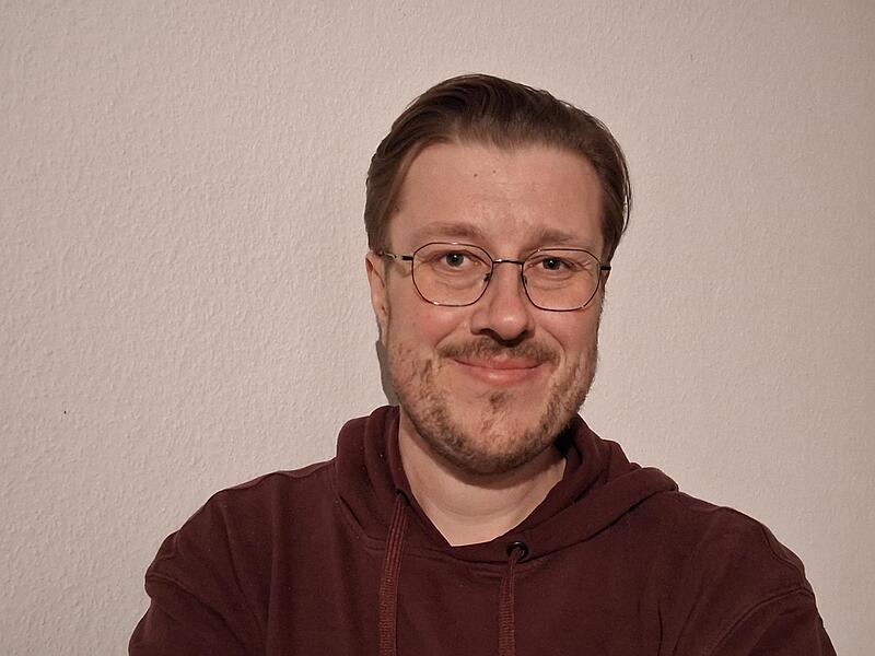 Filip Heinlein, Jahrgang 1985 und staatlich anerkannter Sozialp&auml;dagoge, absolviert derzeit seinen Masterabschluss Soziale Arbeit mit dem Schwerpunkt Bildungs- und Kulturarbeit an der Hochschule Coburg. Die Forschungsarbeit &bdquo;Kommunale Strategien im Umgang mit Rechtsextremismus am Beispiel des Landkreises Sonneberg&ldquo; ist an der Hochschule Coburg im Rahmen des Masters Soziale Arbeit entstanden. Gef&ouml;rdert wurde die Forschung von der Amadeu Antonio Stiftung und wird 2026 Jahr als Monografie bei Springer VS erscheinen.