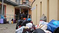 Alles was die Menschen aus der Ukraine retten konnten, steht in wenige Koffer und Rücksäcke gepackt vor der Not-Unterkunft. Alles was die Menschen aus der Ukraine retten konnten, steht in wenige Koffer und Rücksäcke gepackt vor der Not-Unterkunft.