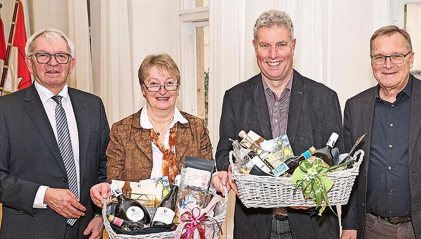 Landrat Johann Kalb, die scheidenden Schulleiter Brigitte Cleary und Michael Strehler sowie Oberb&uuml;rgermeister Andreas Starke (von links)