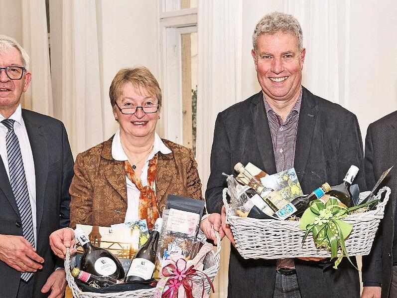 Landrat Johann Kalb, die scheidenden Schulleiter Brigitte Cleary und Michael Strehler sowie Oberb&uuml;rgermeister Andreas Starke (von links)