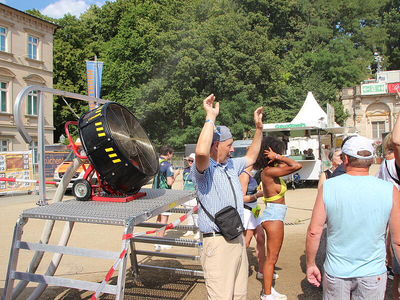Herrliche Abk&uuml;hlung beim Samba-Festival - der Coburger Feuerwehr sei Dank