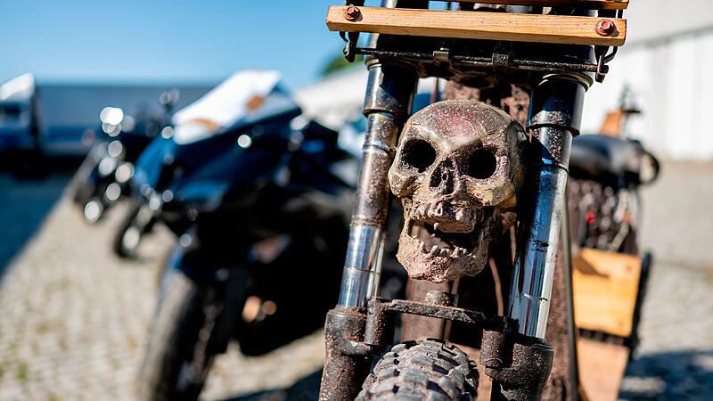 Eines der bei einer Razzia beschlagnahmten Motorräder ist mit einem Totenkopf verziert.