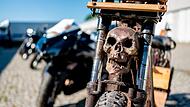 Razzia im Rockermilieu in Bayern, Sachsen und Thüringen Eines der bei einer Razzia beschlagnahmten Motorräder ist mit einem Totenkopf verziert.