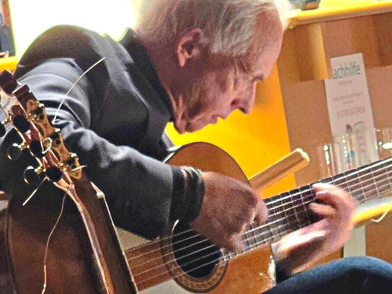 Stefan Sell mit Gitarren, im Hintergrund Christian SchmidtJohanna Blum