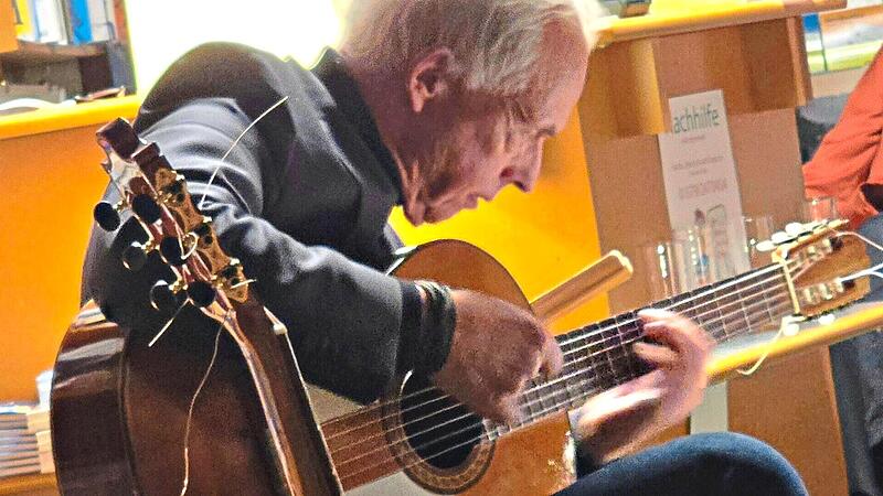 Stefan Sell mit Gitarren, im Hintergrund Christian SchmidtJohanna Blum Stefan Sell mit Gitarren, im Hintergrund Christian SchmidtJohanna Blum