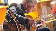 Stefan Sell mit Gitarren, im Hintergrund Christian SchmidtJohanna Blum Stefan Sell mit Gitarren, im Hintergrund Christian SchmidtJohanna Blum