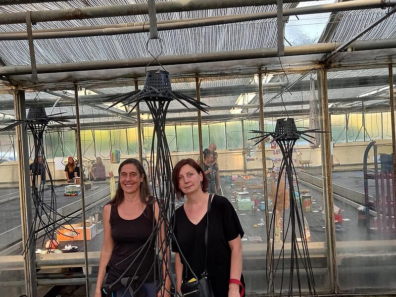 Susu Gorth (links) und Kerstin Skringer arbeiten mit den Materialien, die in Münnerstadt vorhanden sind. Susu Gorth (links) und Kerstin Skringer arbeiten mit den Materialien, die in Münnerstadt vorhanden sind.
