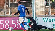 Ein verunglückter Rückpass kommt zum Rattelsdorfer Doppeltorschützen Jonas Mai  –  keine Chance für Friesens Keeper Jörg Sesselmann. Das Spiel endete mit einem Sieg für die SpVgg Rattelsdorf – und der SV Friesen hatte arg daran zu knabbern.