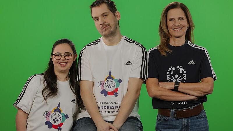 Nina &Ouml;zer und Dennis Turk hatten einen Fototermin mit Moderatorin Katrin M&uuml;ller-Hohenstein.