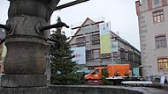 Am weihnachtlich geschm&uuml;ckten Marktplatz entsteht derzeit das neue B&uuml;rgerhaus der Stadt Hammelburg. Eigentlich sollte es im Juli fertig werden, allerdings gibt es aktuell einige Monate Verz&ouml;gerung.