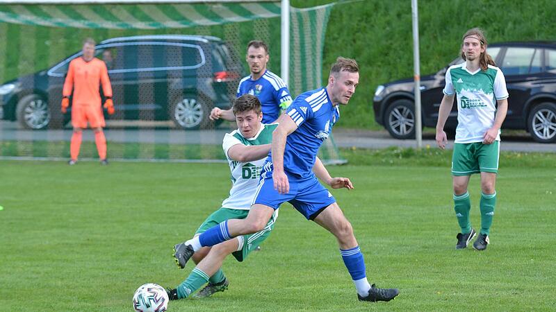 Der Riedenberger Noah S&ouml;der (links) f&auml;hrt hier Daniel Schmitt vom FC WMP Lauertal in die Parade. Im Hintergrund beobachtet FC-Kapit&auml;n und Freitagstorsch&uuml;tze Andre Ke&szlig;ler des Geschehen. Die Partie endete torlos.