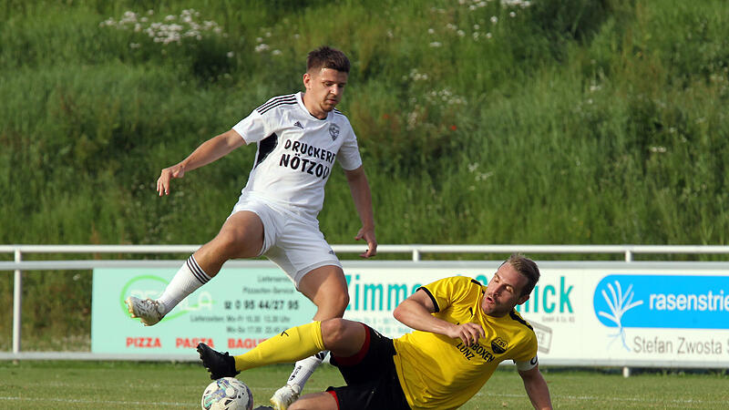 Nicolas Müller vom TSV Breitengüßbach geht gegen   Jannik Späth vom TSV Mönchröden ins Tackling.