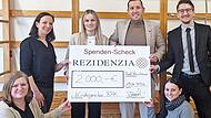 Unser Bild zeigt (von links): Ramona Goldmann (Leitung Kindergarten Rhönstrolche), Jenny Brandl (Leitung Kindergarten Forstwichtel), Laura Bernhard (Leitung Kindergarten Kinderbunt), Konstantin Bengart (Mitgründer der Rezidenzia GmbH), Alexandra F... Unser Bild zeigt (von links): Ramona Goldmann (Leitung Kindergarten Rhönstrolche), Jenny Brandl (Leitung Kindergarten Forstwichtel), Laura Bernhard (Leitung Kindergarten Kinderbunt), Konstantin Bengart (Mitgründer der Rezidenzia GmbH), Alexandra F...