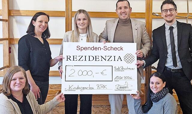 Unser Bild zeigt (von links): Ramona Goldmann (Leitung Kindergarten Rhönstrolche), Jenny Brandl (Leitung Kindergarten Forstwichtel), Laura Bernhard (Leitung Kindergarten Kinderbunt), Konstantin Bengart (Mitgründer der Rezidenzia GmbH), Alexandra F... Unser Bild zeigt (von links): Ramona Goldmann (Leitung Kindergarten Rhönstrolche), Jenny Brandl (Leitung Kindergarten Forstwichtel), Laura Bernhard (Leitung Kindergarten Kinderbunt), Konstantin Bengart (Mitgründer der Rezidenzia GmbH), Alexandra F...