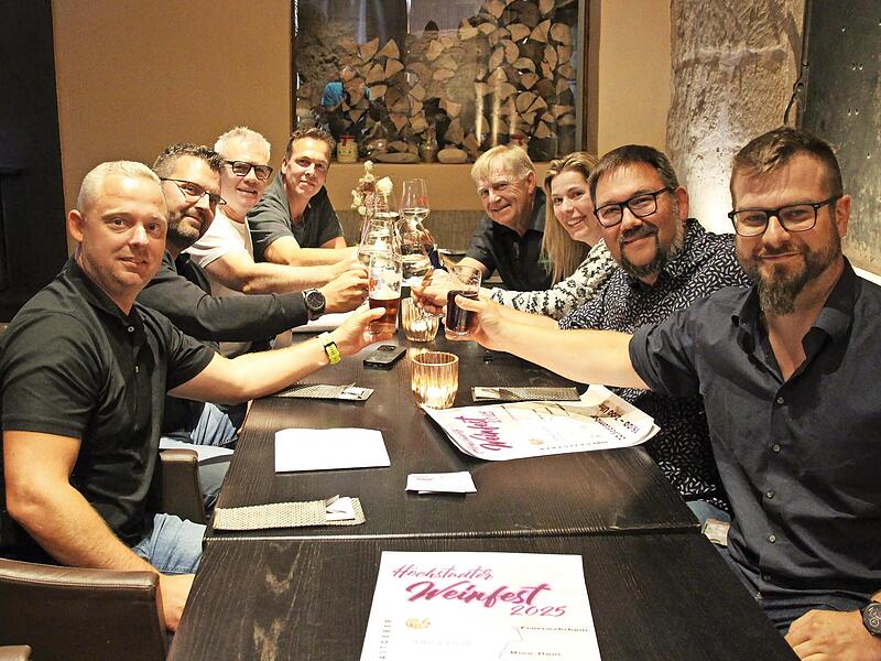 Vertreter von Feuerwehr, Fischereiverein, Skiclub und Junger Liste organisieren gemeinsam das Höchstadter Weinfest am 20. September.