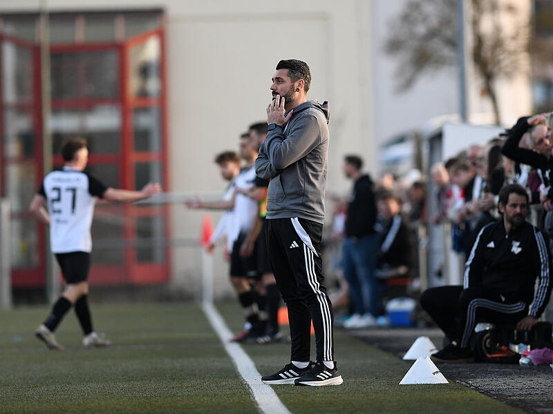 Finster Miene w&auml;hrend der Derby-Schmach: Knetzgaus Trainer Michael Finster