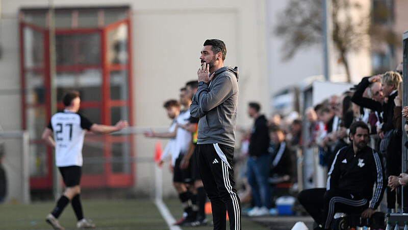 Finster Miene während der Derby-Schmach: Knetzgaus Trainer Michael Finster Finster Miene während der Derby-Schmach: Knetzgaus Trainer Michael Finster