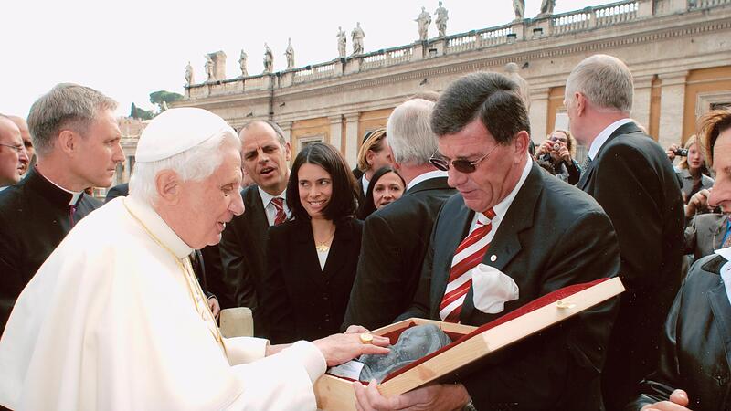 Papst Benedikt XVI. ber&uuml;hrt die bei St. Gobain in R&ouml;dental angefertigte Madonna aus Siliziumkarbid, die ihm B&uuml;rgermeister Gerhard Pre&szlig; als Geschenk aus dem Coburger Land &uuml;berreicht. Im Hintergrund gelten nicht alle bewundernden Blicke der Madonna ...