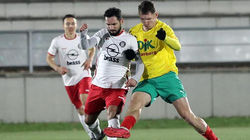 Der DJKler Patrick Görtler (r.) im Zweikampf mit dem Frammersbacher Johan Brahimi.