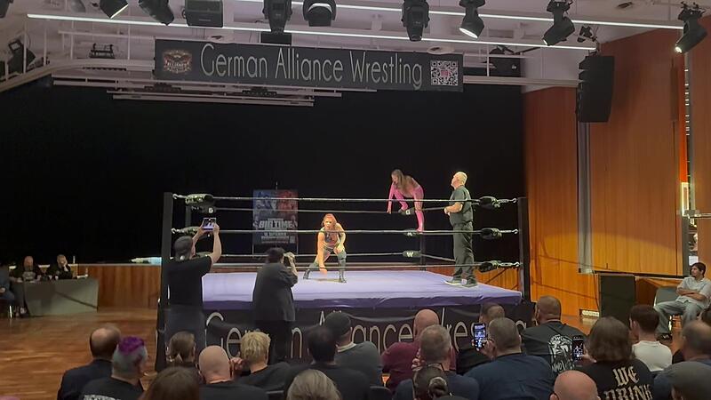 Wrestling-Premiere in Coburg: Volles Kongresshaus