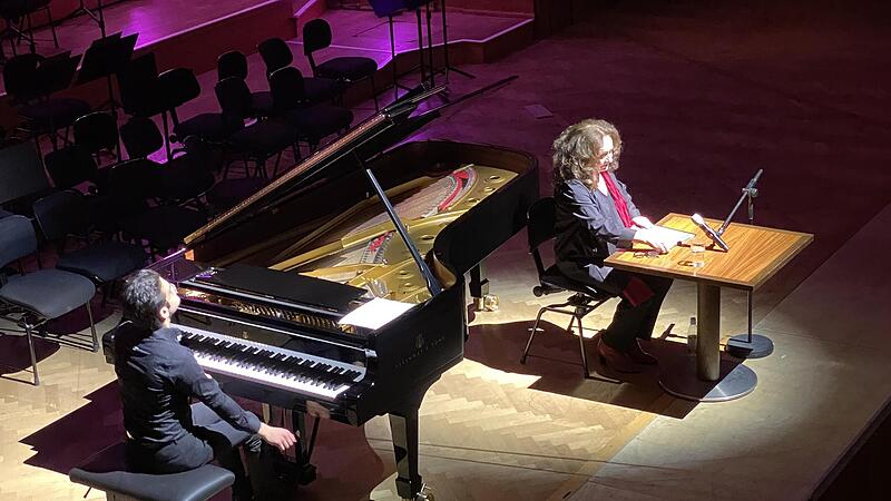 Mechthild Großmann liest beim Kissinger Sommer aus Goethes „Italienische Reise“. Sandro Nebieridze, Klavier-Olympionike des vergangenen Jahres, spielte zur Gliederung.