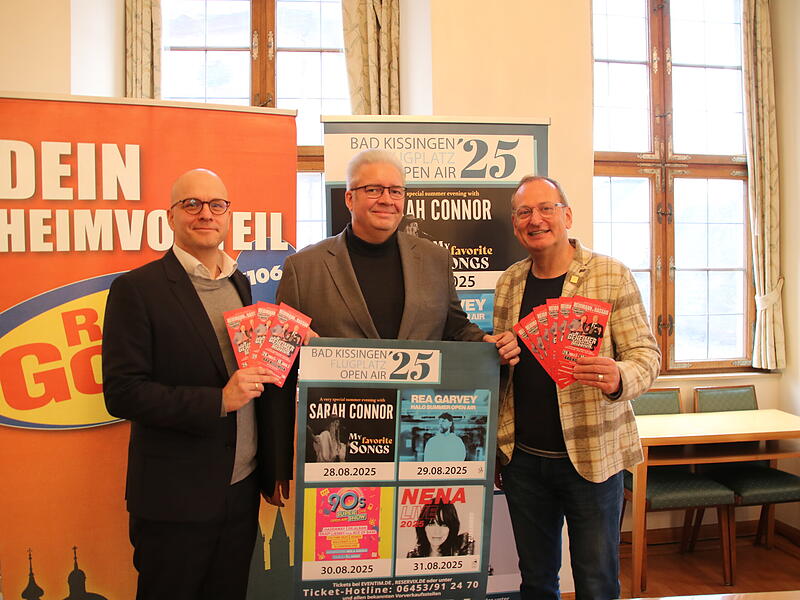 Freuen sich auf den Kultursommer in Bad Kissingen: (von links) OB Dirk Vogel, Christian Schmidt (Depro GmbH) und Volker Hei&szlig;mann (Com&ouml;die F&uuml;rth).