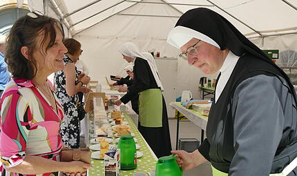 Heinrichsfest in Bamberg: Schwestern packen mit an.