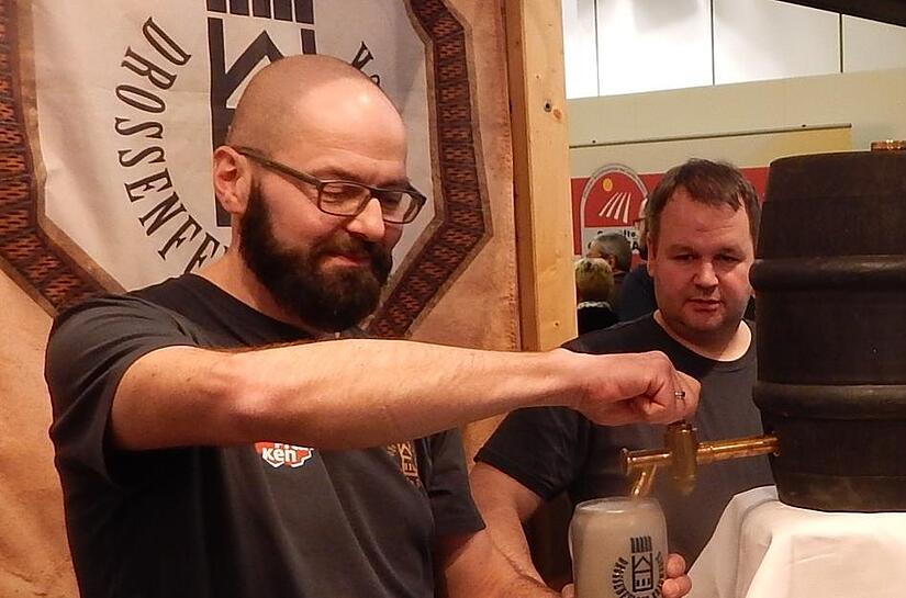 Braumeister Bernd Weibbrecht (links) hat aufgehört und ist zur Maisel-Brauerei gewechselt, was nicht nur der frühere Vorstand und Prokurist Peter Schuhmann (rechts) bedauert.