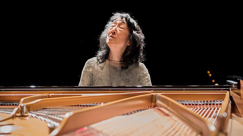 Am Klavier entfaltet Mitsuko Uchida eine schier unbändige Kraft.