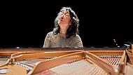 Am Klavier entfaltet Mitsuko Uchida eine schier unbändige Kraft.