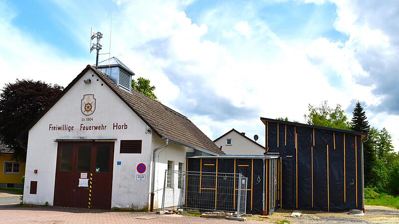 Eingehaust sind die neuen Bauteile am Feuerwehrger&auml;tehaus von Horb am Main, so dass bei jeglicher Witterung und unbeschadet weitergearbeitet werden kann.