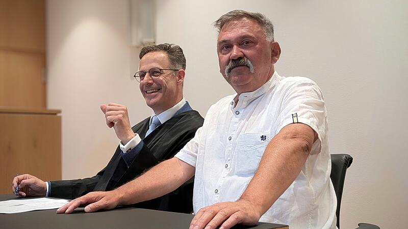 Prozess Schwachkopf-Affäre NiehoffProzess Schwachkopf-Affäre Niehoff am 18. Juni 2025 Stefan Niehoff (rechts) und sein Verteidiger Marcus Pretzell vor dem Amtsgericht Haßfurt.