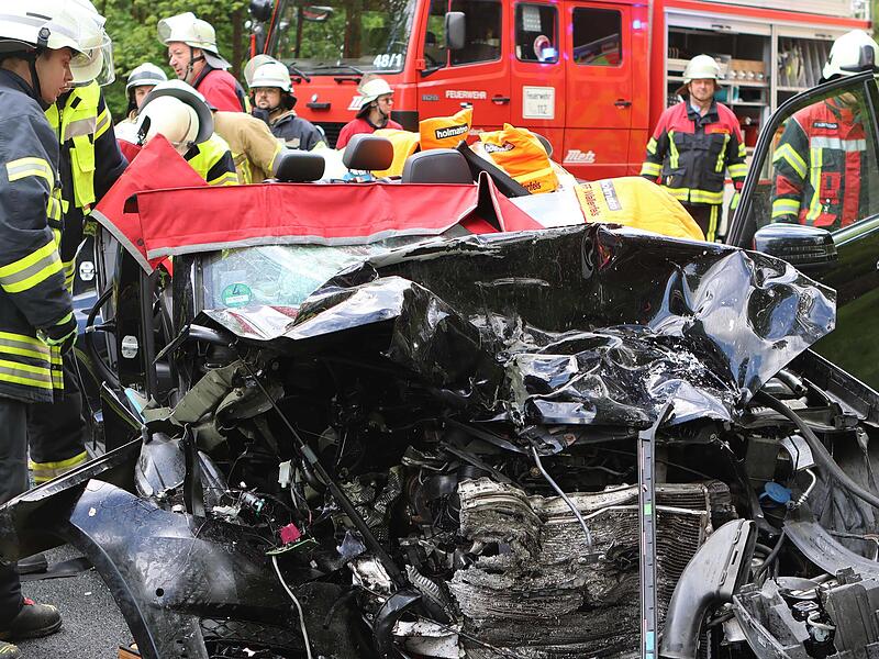 Der Mercedes wurde komplett zerstört. Der Mercedes wurde komplett zerstört.