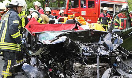 Der Mercedes wurde komplett zerstört. Der Mercedes wurde komplett zerstört.