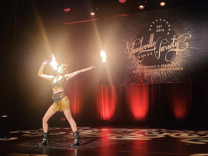 Von verführerisch bis akrobatisch: Die Burlesque-Revue beim Kissinger Sommer mit Sheila Wolf und ihrem Ensemble.Kissinger Sommer 2026: Burlesque-Revue im Kurtheater Von verführerisch bis akrobatisch: Die Burlesque-Revue beim Kissinger Sommer mit Sheila Wolf und ihrem Ensemble.