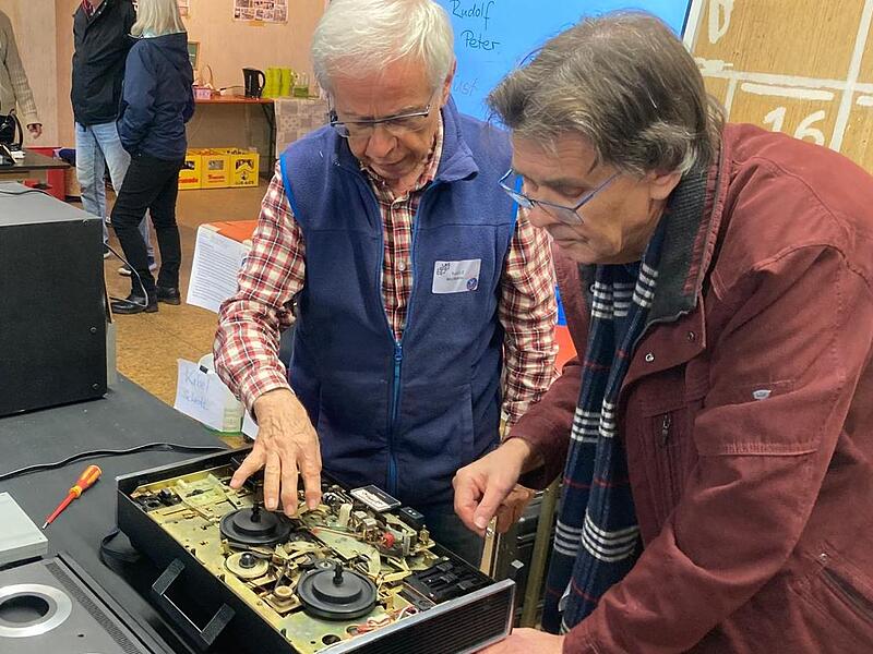 Ein Tonbandgerät funktioniert nach Reparatur wieder. Ein Tonbandgerät funktioniert nach Reparatur wieder.
