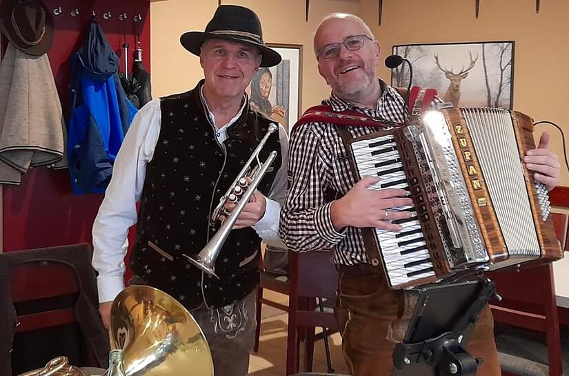 Die Rucksackmusikanten Jürgen und Michael veranstalteten als weiteres Benefizkonzert für die Kissinger Hütte ein Wirtshaussingen.