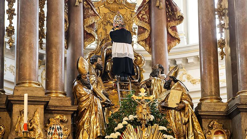 Papstkrone wird in Münchner Kirche entfernt