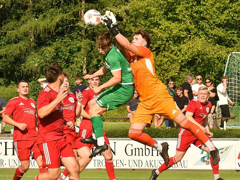 Schreckmoment: Der Friesener Kilian Krug (links)  und der der Lichtenfelser Keeper Johannes Popp prallen zusammen. F&uuml;r beide Akteure konnte es weitergehen.