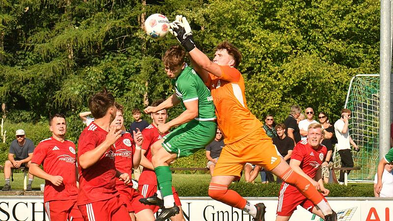 Schreckmoment: Der Friesener Kilian Krug (links) und der der Lichtenfelser Keeper Johannes Popp prallen zusammen. Für beide Akteure konnte es weitergehen. Schreckmoment: Der Friesener Kilian Krug (links) und der der Lichtenfelser Keeper Johannes Popp prallen zusammen. Für beide Akteure konnte es weitergehen.