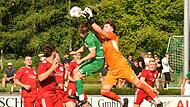 Schreckmoment: Der Friesener Kilian Krug (links) und der der Lichtenfelser Keeper Johannes Popp prallen zusammen. Für beide Akteure konnte es weitergehen. Schreckmoment: Der Friesener Kilian Krug (links) und der der Lichtenfelser Keeper Johannes Popp prallen zusammen. Für beide Akteure konnte es weitergehen.